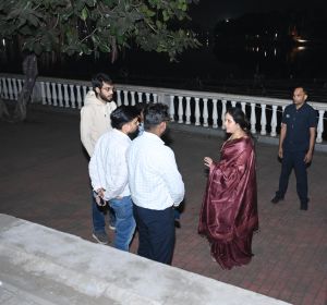  महापौर मीनल ऐतिहासिक बूढ़ातालाब में पूर्ववर्ती सरकार द्वारा लगवाए गए 5 करोड़ के फाउंटेन की जानकारी लेने स्थल पहुंचीं