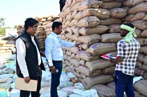  कोषालय अधिकारी ने किया धान खरीदी केन्द्र का निरीक्षण