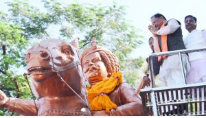  मुख्यमंत्री  ने जयस्तंभ चौक में किया शहीद वीर नारायण सिंह के त्याग और संघर्ष का स्मरण