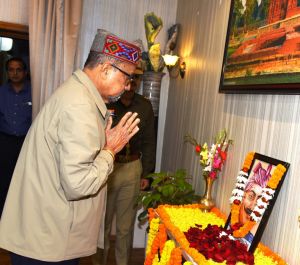 राज्यपाल ने शहीद वीर नारायण सिंह को दी श्रद्धांजलि