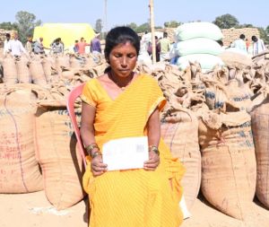  केनापारा की 35 वर्षीय कृषिका शकुंतला ने सुगमता के साथ किया धान विक्रय