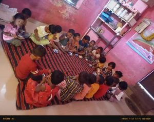  बच्चों के चेहरों पर मुस्कान, कर्मचारियों का जन्मदिन बना यादगार