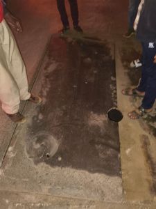 निगम जोन 9 टीम ने जनशिकायत मिलते ही सड्डू - उरकुरा मार्ग में डेकथलान के समीप सड़क किनारे खिसक गया चेम्बर तत्काल व्यवस्थित कर किया जनशिकायत का त्वरित समाधान