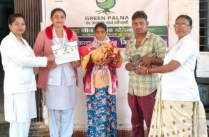 पर्यावरण संरक्षण का संदेश, प्रसूता माताओं को हरियाली की भेंट