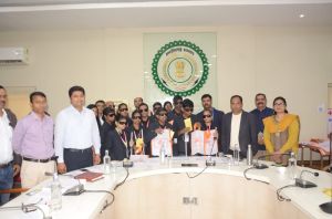   चक्रधर समारोह में उत्कृष्ट प्रस्तुति देने वाले दिव्यधुन बैंड का कलेक्टर डॉ गौरव सिंह ने किया सम्मान