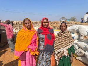  धान खरीदी केंद्रों पर महिला किसानों की बढ़ती मौजूदगी