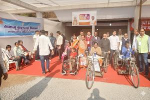 मेगा हेल्थ कैंप के तृतीय दिवस दिव्यांग एवं वृद्धजनों को सहायक उपकरणों का वितरण