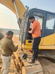 अवैध रेत खनन पर सख्त कार्रवाई: आरंग क्षेत्र में खदान सील, मशीनें व वाहन जब्त