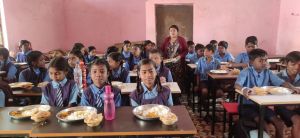  बच्चों के चेहरों पर मुस्कान, कर्मचारियों का जन्मदिन बना यादगार