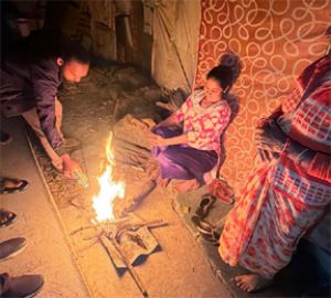  रायपुर नगर निगम क्षेत्र में 30 से अधिक सार्वजनिक स्थानों पर अलाव जलवाकर शीतलहर से राहत दे रही