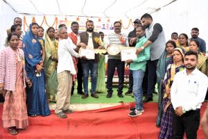  डौण्डी विकासखण्ड के ग्राम भैंसबोड़ में आयोजित प्रशासन गांव की ओर शिविर में ग्रामीणों का उमड़ा हुजुम