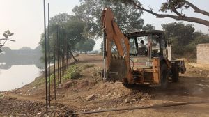  निगम जोन 9 ने चौकड़िया तालाब कचना के पार में अवैध पोलों को उखाड़कर तालाब पार क्षेत्र को करवाया अतिक्रमण से मुक्त