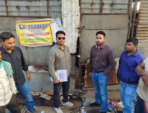  नगर निगम  ने विधानसभा मार्ग में कब्जा कर  गंदगी फैलाने की शिकायत  पर कबाड़ी दुकान को  किया सीलबंद 