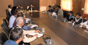  धान खरीदी के कार्य को सुचारू रूप से संपन्न करने हेतु कलेक्टर ने अधिकारियों की बैठक लेकर दिए आवश्यक दिशा-निर्देश