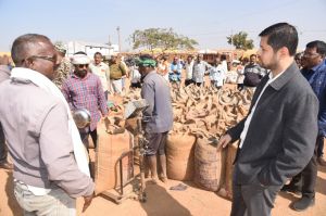 कलेक्टर अभिजीत सिंह  ने धान उपार्जन केन्द्र मचान्दुर का किया निरीक्षण