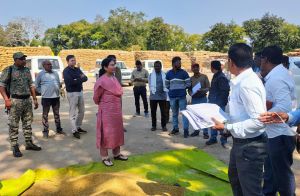 कलेक्टर ने डौण्डीलोहारा विकासखण्ड के विभिन्न धान खरीदी केन्द्रों का आकस्मिक निरीक्षण कर व्यवस्थाओं का लिया जायजा 