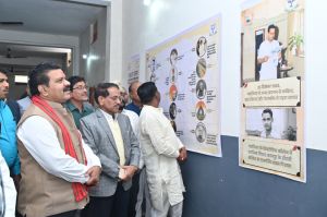  अटल जी की जयंती पर कवर्धा भाजपा कार्यालय में लगी छाया चित्र प्रदर्शनी: उपमुख्यमंत्री विजय शर्मा ने किया शुभारंभ