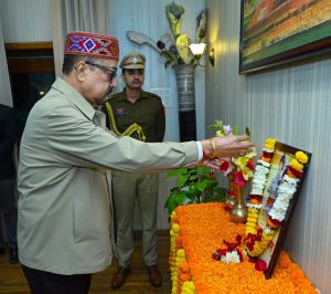  राज्यपाल श्री डेका ने वीर बाल दिवस पर पुष्पांजलि अर्पित की  