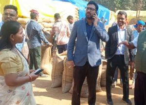  कलेक्टर विनय कुमार लंगेह ने आमाकोनी धान उपार्जन केंद्र का किया निरीक्षण