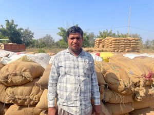 जिले के धान उपार्जन केंद्रों में किसान आसानी से बेच पा रहे हैं धान