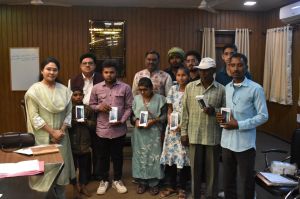 कलेक्टर एवं जनप्रतिनिधियों ने प्रदान किया दृष्टिबाधित दिव्यांगजनों को मोबाईल सेट 