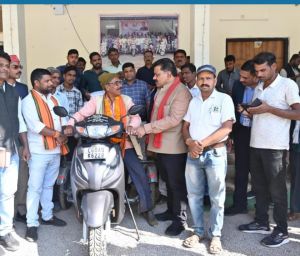    दिव्यांग नेमी सिंह को उपमुख्यमंत्री श्री शर्मा ने प्रदान की पेट्रोल चलित स्कूटी