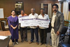 कलेक्टर श्रीमती मिश्रा ने विद्युत दुर्घटना में मृत पशु मालिकों को मुआवजा राशि का किया चेक वितरण कलेक्टर श्रीमती मिश्रा ने विद्युत दुर्घटना में मृत पशु मालिकों को मुआवजा राशि का किया चेक वितरण