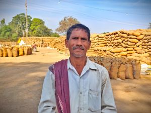 धान विक्रय में हुई सुगमता से प्रसन्नचित है किसान श्रवण कुमार निषाद