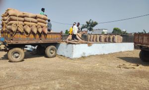 समर्थन मूल्य पर धान खरीदी तथा उपार्जन केंद्र में मिल रहे सुविधाओं से जिले के किसान उत्साहित