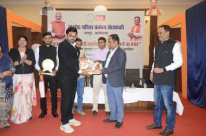 स्मृति पुस्तकालय योजना से शिक्षा को मिला नया संबल : हरीराम पटेल ने दान की पुस्तकें