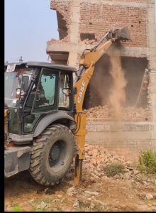 नगर निगम जोन 5 द्वारा रिंग रोड नम्बर 1 चंगोराभाठा में अनुमति के विपरीत निर्माणाधीन भवन को हटाने की कार्यवाही