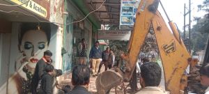 कलेक्टर जनदर्शन में दर्ज शिकायत  पर नाली से अवैध निर्माण को हटाया गया