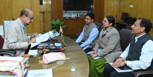 राज्यपाल श्री डेका ने गोद ग्रामों में आजीविका कार्यो को गति देने के दिए निर्देश