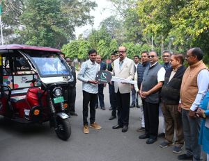राज्यपाल श्री डेका ने सरस्वती शिक्षा संस्थान को प्रदान किए चार ई- रिक्शे