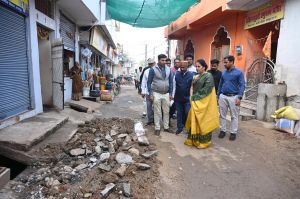   सेल्स टैक्स कॉलोनी में गन्दा पानी नलों में मिलने की जानकारी होते ही महापौर मीनल चौबे निरीक्षण हेतु पहुंचीं,