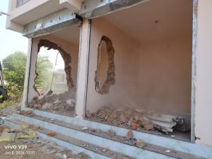 निगम ने भाठागांव मार्ग में अनुमति के विपरीत निर्मित व्यवसायिक दुकान को तोड़ा निगम ने भाठागांव मार्ग में अनुमति के विपरीत निर्मित व्यवसायिक दुकान को तोड़ा