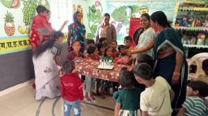 बच्चों के चेहरों पर मुस्कान, कर्मचारियों का जन्मदिन बना यादगार बच्चों के चेहरों पर मुस्कान, कर्मचारियों का जन्मदिन बना यादगार