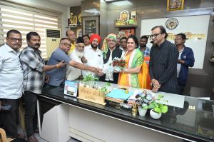  महापौर मीनल चौबे को  संतोषी नगर चौक से भाठागांव चौक के बीच अंडरब्रिज बनाये जाने आवेदन