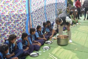  जनसंपर्क अधिकारी चंद्रेश ठाकुर ने  जन्मदिवस पर विद्यार्थियों को दिया न्योता भोज