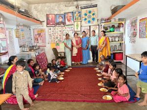 बच्चों के चेहरों पर मुस्कान