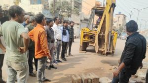 अवैध रूप से संचालित मांस-मटन दुकान को निगम ने किया बेदखल