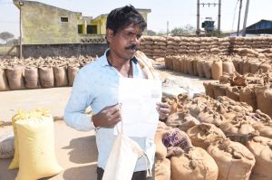 कृषक देवनारायण की धान की उपज राशि बेटियों की पढ़ाई और विवाह में सहायक