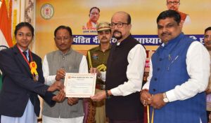   राज्यपाल  एवं मुख्यमंत्री ने 10वीं और 12वीं परीक्षा के मेधावी विद्यार्थियों को किया सम्मानित