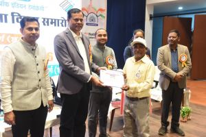  16वें राष्ट्रीय मतदाता दिवस पर जिला स्तरीय कार्यक्रम, बीएलओ व नव मतदाताओं का हुआ सम्मान