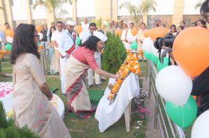 कलेक्टर श्रीमती दिव्या उमेश मिश्रा ने संयुक्त जिला कार्यालय में फहराया तिरंगा