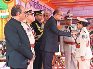    राज्यपाल ने गणतंत्र दिवस समारोह में वीरता, शौर्य एवं उत्कृष्ट सेवा के लिए किया सम्मानित