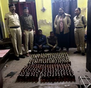 अवैध रुप से मदिरा के साथ 2आरोपी गिरफ्तार और एक दोपहिया वाहन जप्त