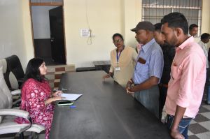 कलेक्टर श्रीमती दिव्या उमेश मिश्रा के निर्देश पर डिप्टी कलेक्टर श्रीमती प्राची ठाकुर ने जनदर्शन में सुनी आम लोगों की समस्याएं