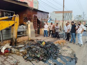 12 अवैध पाटों को तोड़कर नाला सफाई