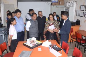  प्रभारी सचिव ऋचा शर्मा ने किया पीएमश्री स्कूल का निरीक्षण